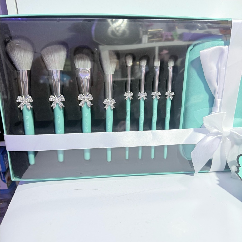 TIKTOK VIRAL Tiffany blue with rhinestone bow 8 essential brushes and makeup bag